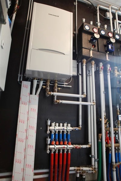 Therma V binnenunit met veel leidingen-10.jpg